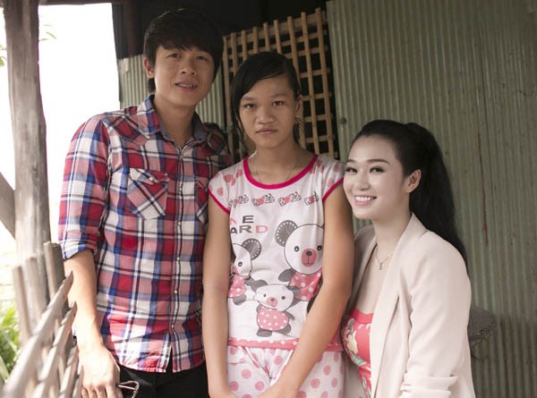 Khánh My trao quà Tết cho người nghèo - ảnh 1